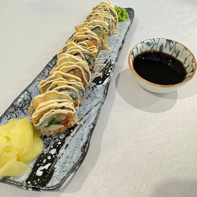 Д Жареный ролл с курицей и соусом Руй